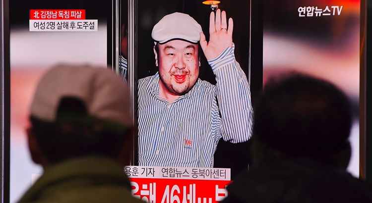 Kim Jong-Nam já foi considerado o provável herdeiro da Coreia do Norte, mas perdeu o favoritismo de seu pai, Kim Jong-Il, após uma tentativa frustrada em 2001 de entrar no Japão com um passaporte falso para visitar a Disneyland