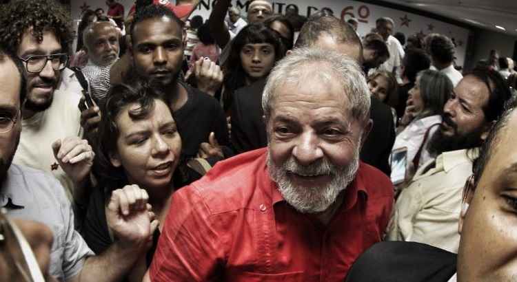 No cenário de consulta espontânea, quando não é apresentado nenhum nome aos entrevistados, Lula também lidera com 16,6% as intenções