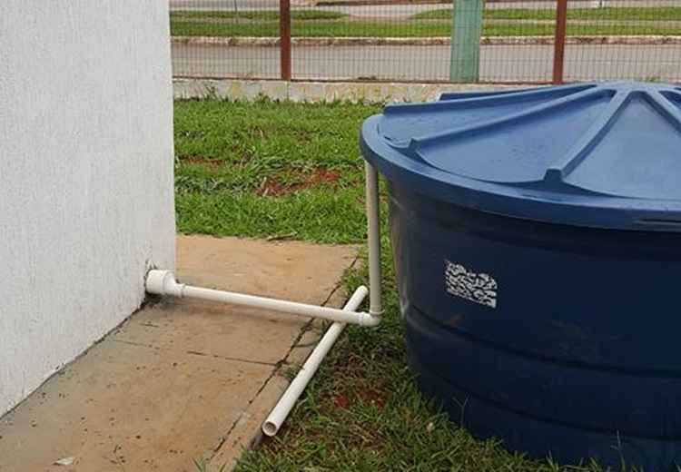 Água coletada é usada na limpeza das dependências do prédio e em obra da biblioteca comunitária