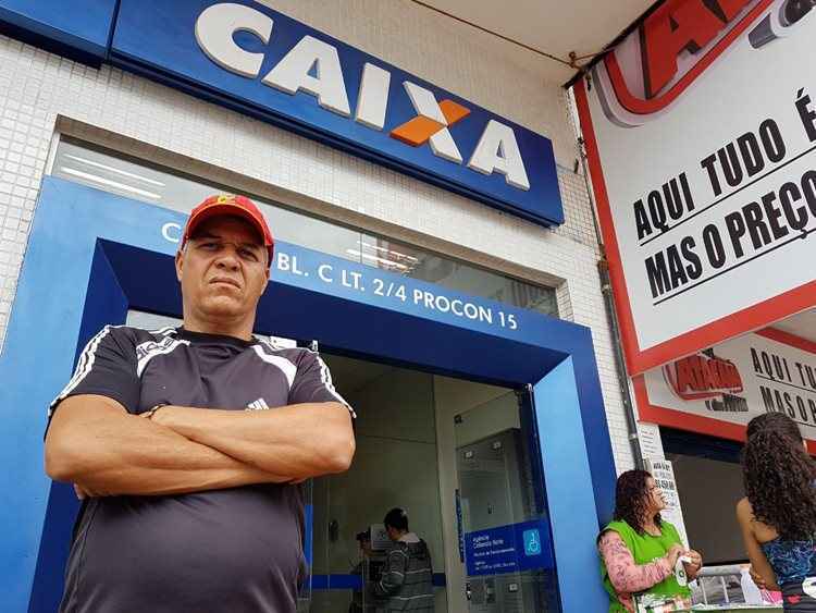 Moradores do DF formam longas filas em agências, e muitos desistem de esperar devido à demora no atendimento. Muitos dizem que procuraram o banco por não conseguirem informações pela internet ou pelo telefone