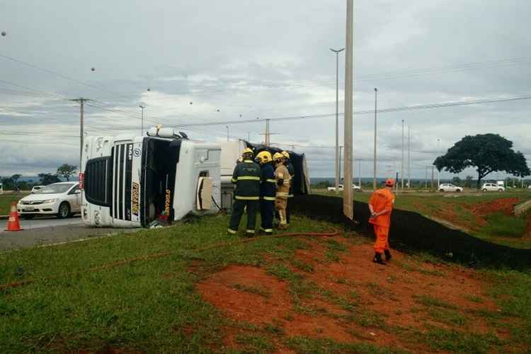 Acidente aconteceu na tarde desta quinta-feira (16/2), próximo ao Balão do Periquito, sentido Gama. Por causa da ocorrência, a faixa da esquerda ficou parcialmente obstruída