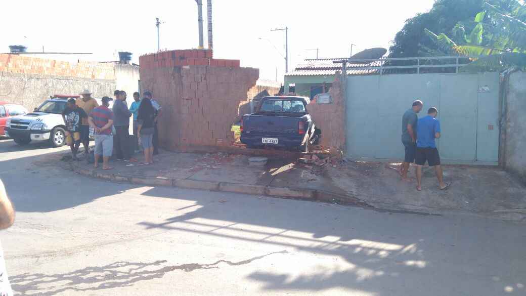 populares olham assustados para caminhonete que invadiu muro