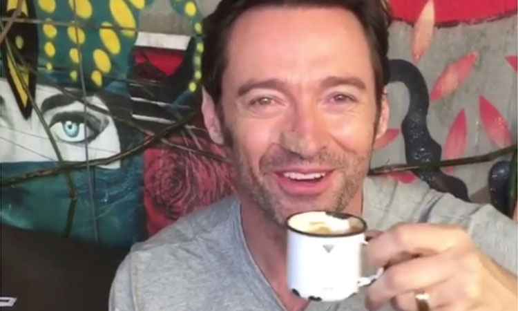 Hugh Jackman aprova pingado paulista na visita ao Brasil