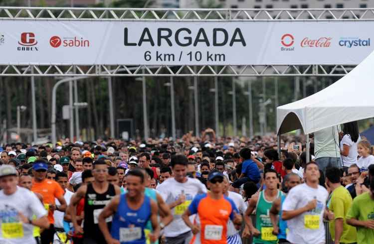 A largada iniciou por volta de 19h20, deste sábado (18/2),sob comando da secretária do Esporte, Leila Barros