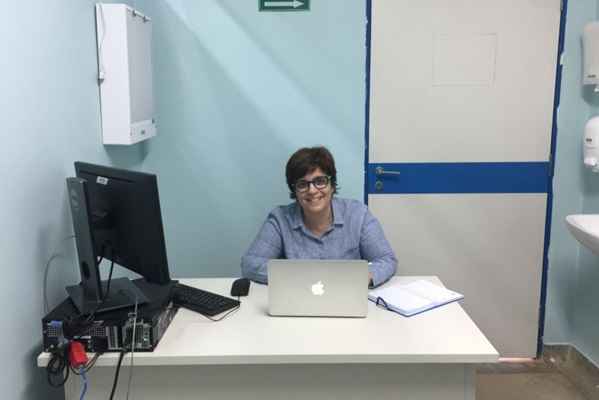 A médica Cássia estuda oito horas por semana para se tornar professora