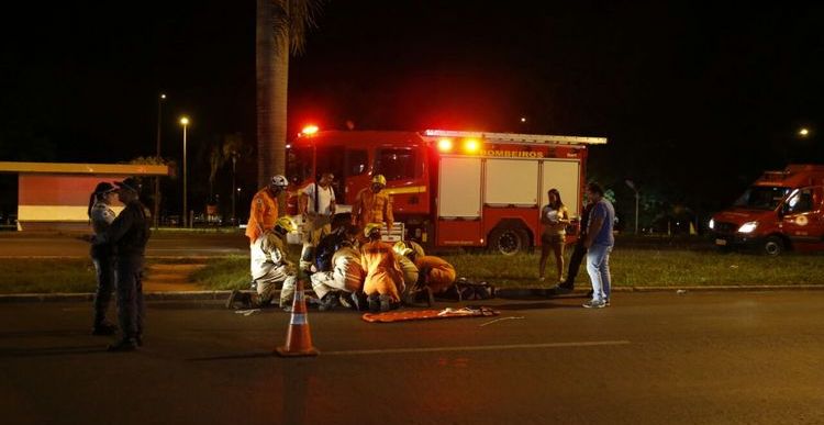 Motociclista atropela pedestre na altura da 107 Sul, sentido Aeroporto