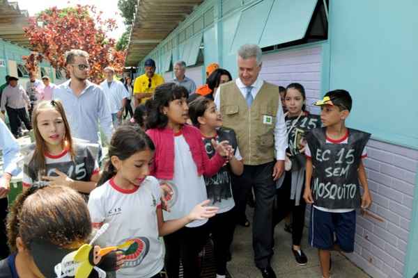 Cerca de 450 estudantes participaram do início da mobilização nesta quarta-feira (22). Rollemberg ajudou a inspecionar a unidade