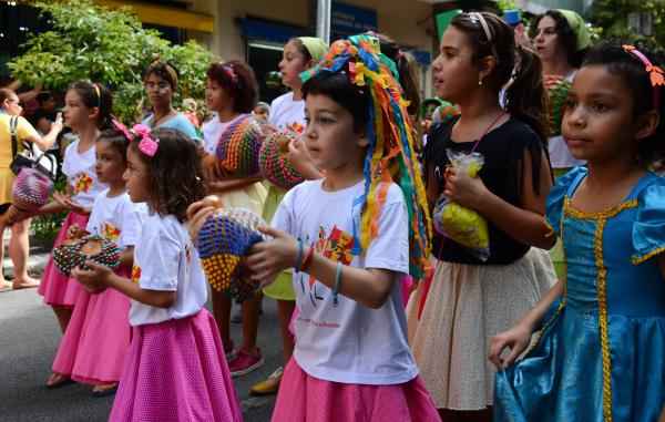 As crianças podem curtir o carnaval, mas é necessário que os pais prestem atenção na saúde e na segurança