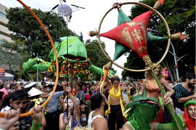 O Calango Careta desfilou com o boneco gigante símbolo da agremiação. Os foliões se reuniram na Quadra 408 Norte e comemoraram o sol que surgiu no céu da capital durante a tarde