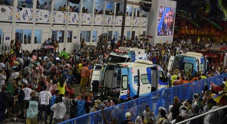 Vinte pessoas se feriram: algumas, por serem imprensadas pelo carro, que entrara torto na pista, contra uma grade de ferro; outras, quando o veículo deu ré, na Passarela do Samba