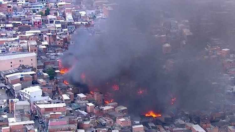 O Corpo de Bombeiros ainda não têm informações sobre vítimas. Moradores tentaram apagar o fogo, que atingiu, ao menos, 50 barracos, usando baldes d'água