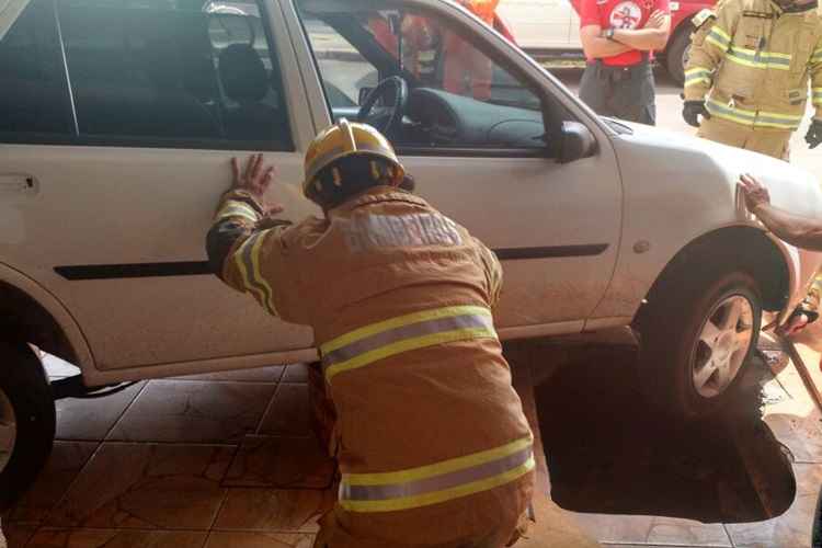 Segundo moradores da casa em Ceilândia Norte, o buraco aberto é consequência de uma fossa desativada no mesmo local. Não houve vítimas