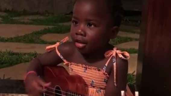 Vídeo foi gravado durante o carnaval e mostra a pequena com a família