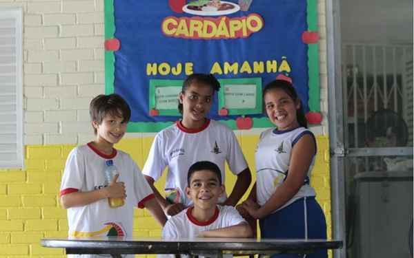 O colégio de Pedro Henrique, Eduardo, Julia e Isabela oferece merenda escolar