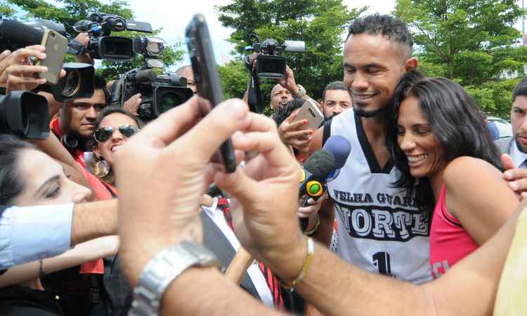 Ao se apresentar no Fórum de Santa Luzia, o ex-goleiro ganhou status de celebridade, fazendo selfie com uma fã