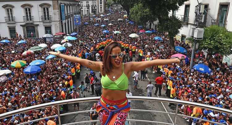 Anitta comanda Bloco das Poderosas