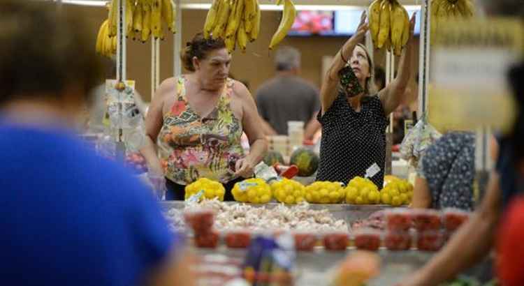 O item alimentação passou de uma inflação de 0,34% em janeiro para uma deflação de 0,45% em fevereiro