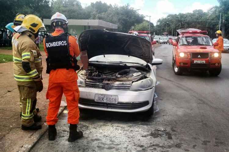 O incêndio começou no motor, e o condutor conseguiu controlar as chamas com o extintor do automóvel