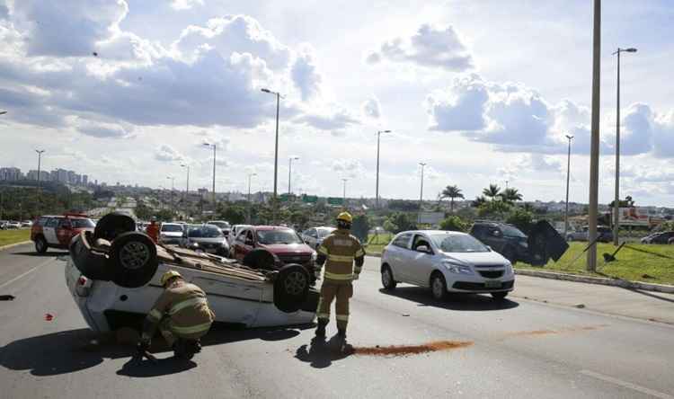 Dois carros capotaram e outro atingiu uma placa de sinalização e em um poste. O trânsito no local é lento. Trânsito no local está lento