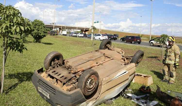 Dois carros capotaram e outro atingiu uma placa de sinalização e em um poste. O trânsito no local é lento. Trânsito no local está lento