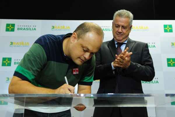 Wandell Saulo, representante dos professores, e Rodrigo Rollemberg