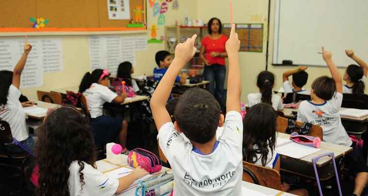 Em 2015, quando o GDF estava proibido de contratar devido à Lei de Responsabilidade Fiscal, déficit era de 3,5 mil professores