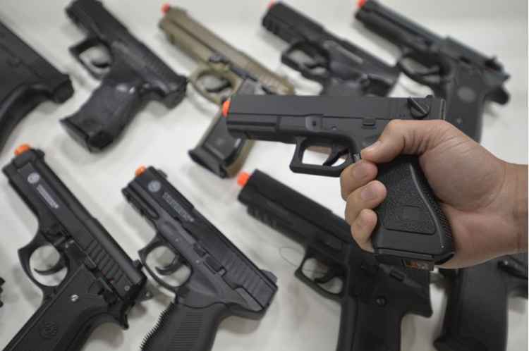 Equipamentos a venda na Feira dos Importados: criminosos tiram as pontas alaranjadas das pistolas de pressão para que se pareçam com as reais