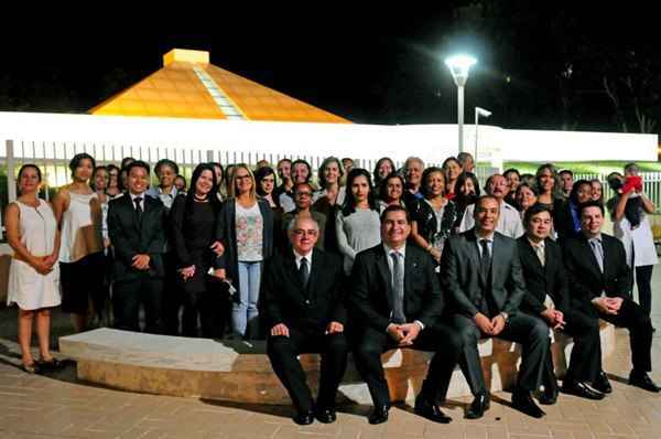 Parte dos membros da Igreja Messiânica em Brasília, em frente ao templo da 315/316 Norte: prédio tombado e de grande beleza arquitetônica