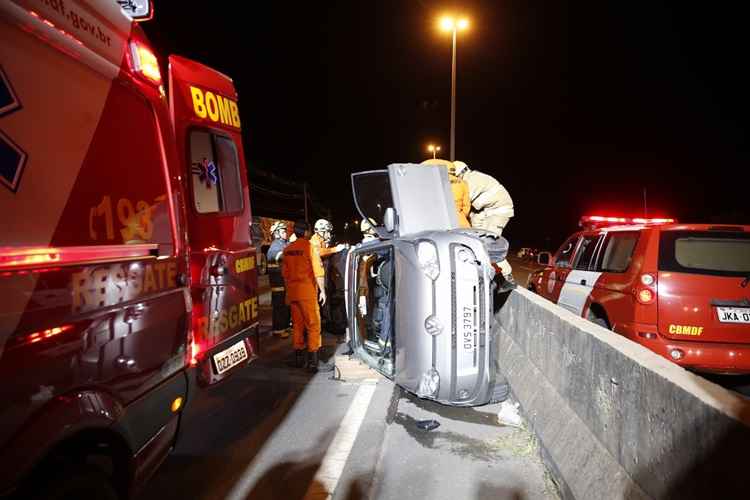 Jovem de 21 anos fica ferida após colidir carro contra mureta na DF-150