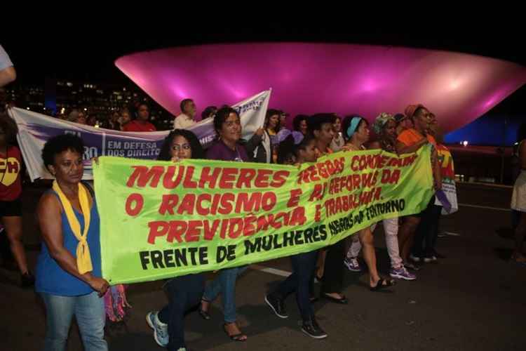 O Congresso Nacional e o Palácio do Buriti receberam uma nova iluminação nesta quarta-feira (8/3)