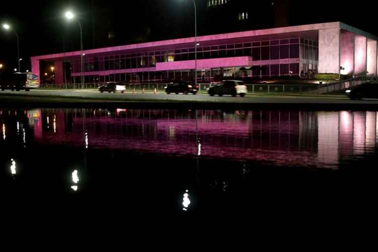 O Congresso Nacional e o Palácio do Buriti receberam uma nova iluminação nesta quarta-feira (8/3)