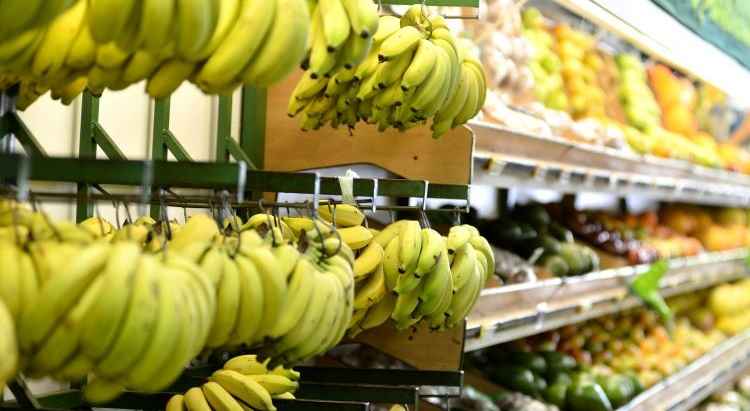 Preços de alimentos e bebidas recuaram, em média, 0,61%. Despesas com bananas caíram e ajudaram a aliviar o orçamento das famílias em fevereiro