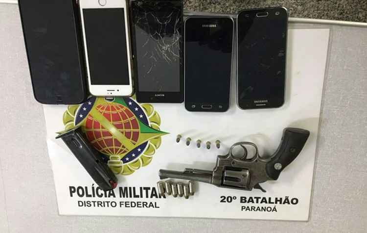 Armados, duas adolescentes e um homem roubaram cinco celulares