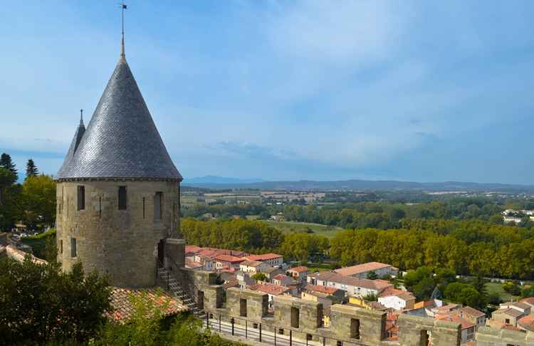 Visitar locais cercados por muros é viajar no tempo. Se, no passado, as fortalezas serviam para proteger, hoje, o barato é caminhar sobre elas e observar tudo do alto