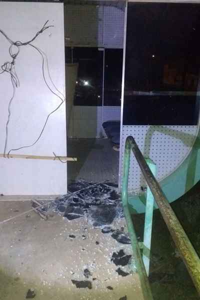 Vândalos atacam posto da PM em Ceilândia e destroem vidro da porta