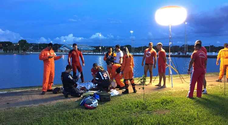 Os bombeiros passaram quase uma hora tentando reanimá-lo