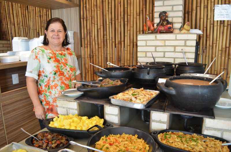 O primeiro restaurante self-service do bairro foi aberto como café e floricultura, mas mudou de finalidade por causa da demanda dos clientes. A mudança de ramo compensou