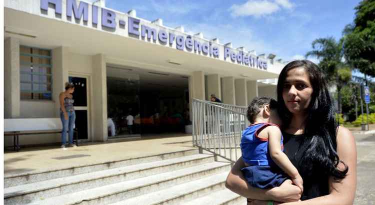 Flávia Augusta esteve ontem no Hmib com filho de 9 meses: 