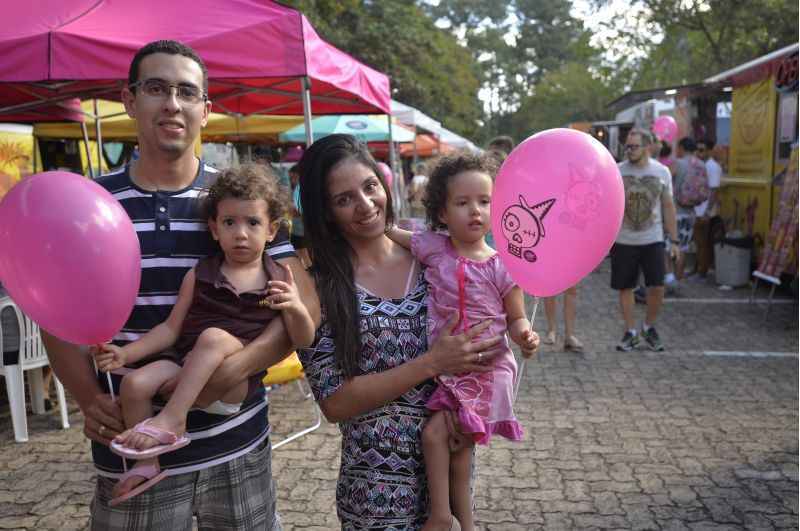 Casal Bárbara Cristina e Felipe Soares com as filhas Yasmin da Silva e Helena