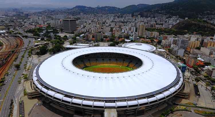 A ação indica que, durante a execução da reforma, houve ausência de fiscalização e mudanças significativas no projeto. Uma delas foi a da cobertura do estádio