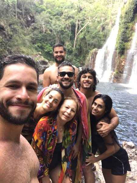 Jesus Luz, a mulher, Carol Ramiro, e amigos, entre eles o ator brasiliense Rainer Cadete