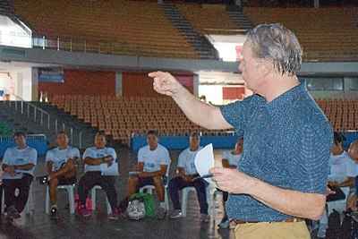 O educador Peer van der Kreeft orientou professores e gestores dos COPs