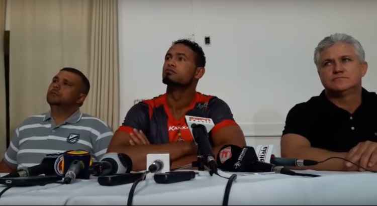 Bruno estava usando a camisa do Boa Esporte com os patrocinadores. Os cinco apoiadores se retiraram nos últimos dias, contrários à contratação do goleiro