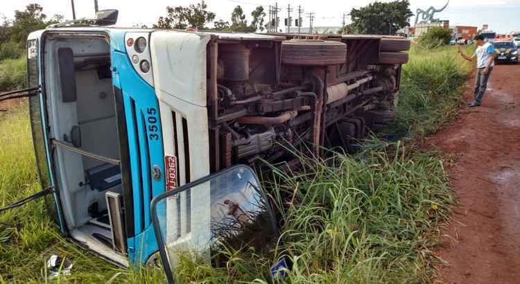 Ônibus tomba na BR-040, no sentido Plano Piloto, e deixa 16 feridos