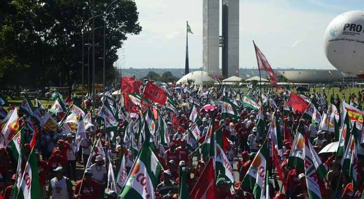 Ato nacional no centro de Brasília é contra o texto da reforma da Previdência. Interdições no trânsito causaram congestionamento e o prédio do Ministério da Fazenda foi ocupado por manifestantes