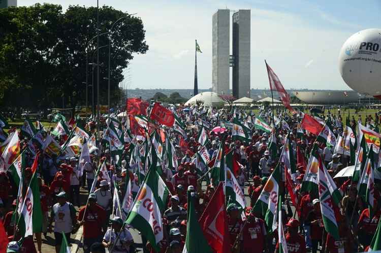 Dezenas de grupos sociais e centrais sindicais realizam uma paralisação nacional contra a reforma da Previdência. Em Brasília, os manifestantes se reuniram na Esplanada dos Ministérios