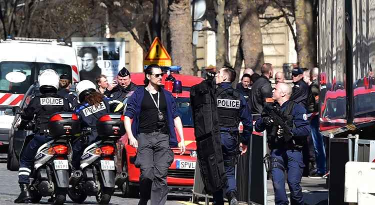 A polícia francesa interditou o colégio que foi palco de um tiroteio na manhã desta quinta-feira (16), e até o momento identificou e deteve um aluno, que andava com várias armas