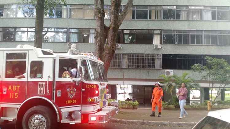 Com dois extintores, o porteiro e um morador apagaram o fogo que atingiu um pequeno cômodo