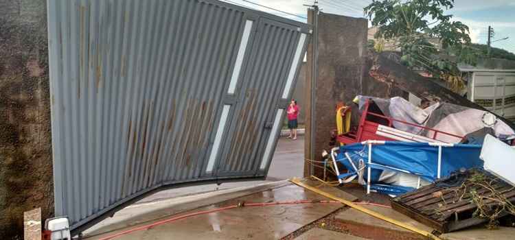 O Corpo de Bombeiros do Distrito Federal também registrou alagamentos, com quedas de muro na rua 4. O Gama também registrou volume alto de chuvas. Foram 5.8 mm em uma hora