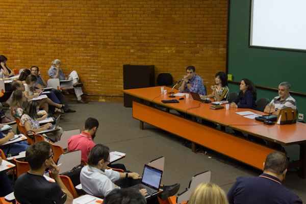 Decana Helena Shimizu palestra durante a 4ª reunião de diálogo com os PPGs da UnB